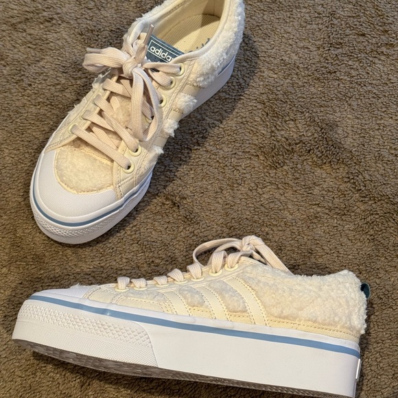 New adidas Sherpa platform sneakers - Picture 2 of 6